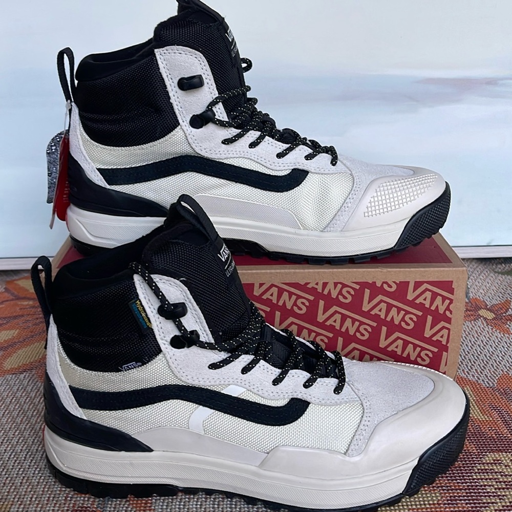 Vans WMNS Ultrarange Exo Hi Mte 2
Marshmallow/Black
VN0A4BVSKIG
Sneakers Boots